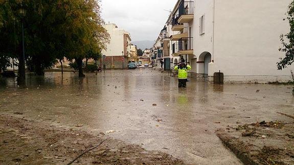 Muchas zonas de Vélez-Málaga quedaron anegadas tras las fuertes lluvias de ayer.