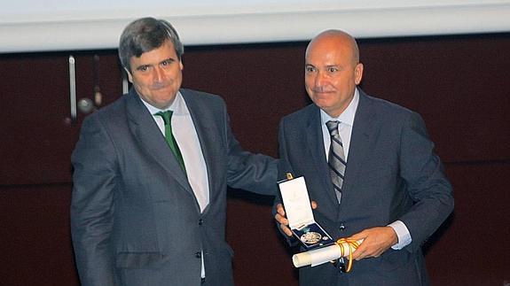 Miguel Cardenal le entrega la medalla de plata del Mérito Deportivo a López Nieto. 