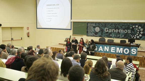 Un momento de la asamblea celebrada ayer en el aula magna de Económicas. 