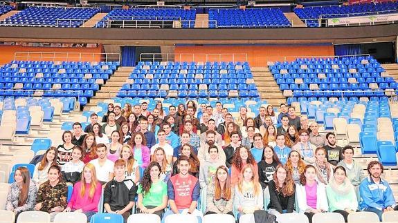 Un grupo de voluntarios del Maratón de Málaga, en el estadio de atletismo. 