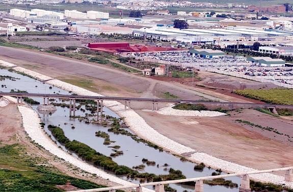 Obra de encauzamiento del río Guadalhorce, junto a los desguaces y el polígono.