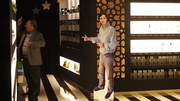 Perfumerïa en calle Especerías con un cartel del pequeño Nicolás. 