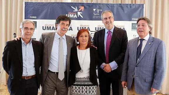De izquierda a derecha, Julián Alcaraz, Javier Urra, Francisca Ruiz, Carlos de las Heras y Mariano Vera, ayer en el AC Málaga Palacio. 