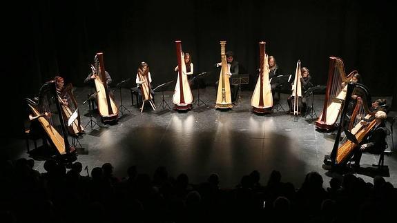 Los once arpistas, sobre el escenario del Echegaray anoche.