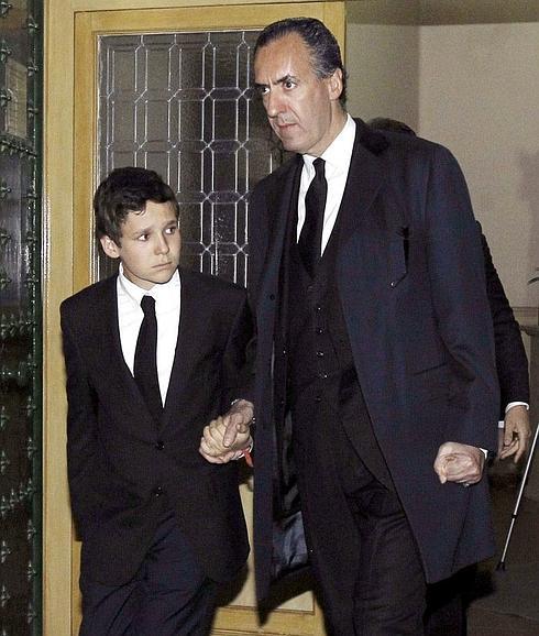 Froilán, de la mano de su padre Jaime de Marichalar, sale del funeral de su abuela en marzo de este año. 