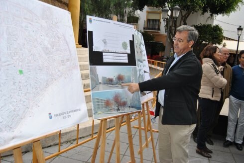 García Urbano explica a los vecinos el anteproyecto de párking. 