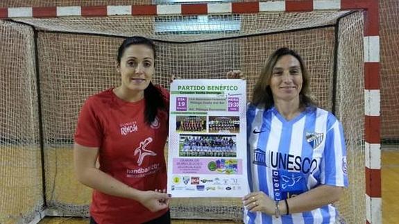 Pepa Moreno (BM Clínicas Rincón) e Isabel Guerrero (Atlético Malagueño), con el cartel del partido 