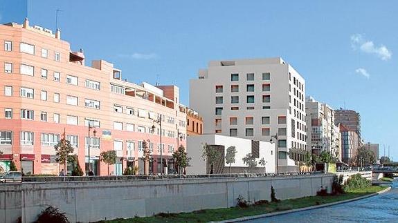 Recreación virtual del hotel diseñado por Moneo para Hoyo de Esparteros, visto desde el puente de Santo Domingo.