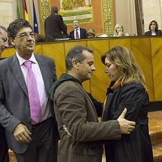 Diego Valderas presencia en el Parlamento el saludo entre la presidenta, Susana Díaz, y el portavoz de IU, José Antonio Castro.