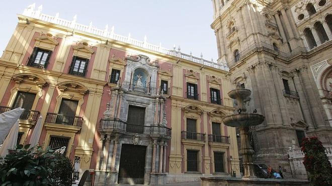 La portada de mármol del Palacio Episcopal recupera su calidad original