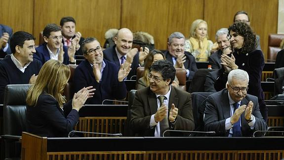 Susana Díaz y Diego Valderas aplauden tras la votación del Presupuesto para 2015 en el Parlamento andaluz.