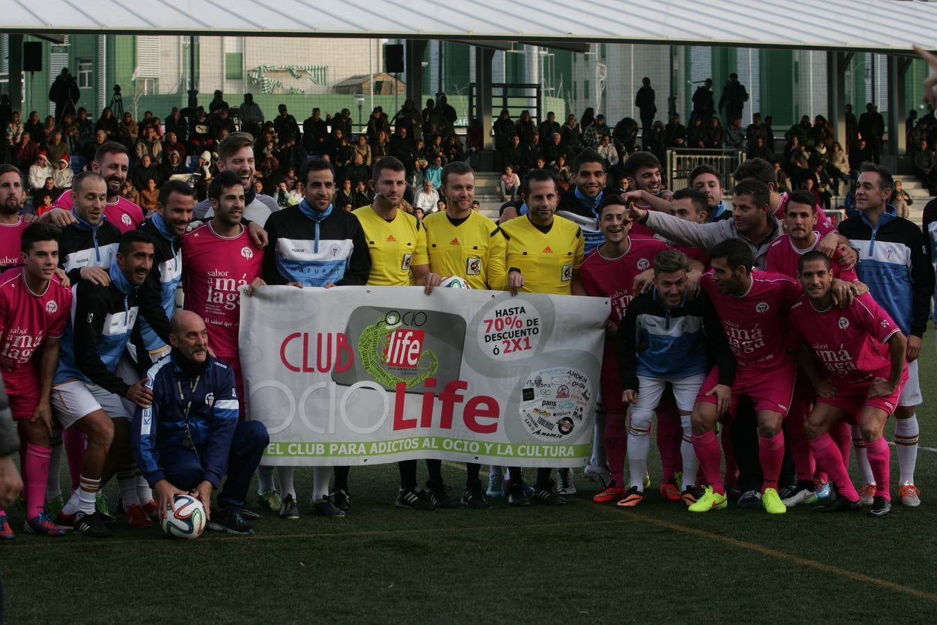 Foto de familia de los participantes.