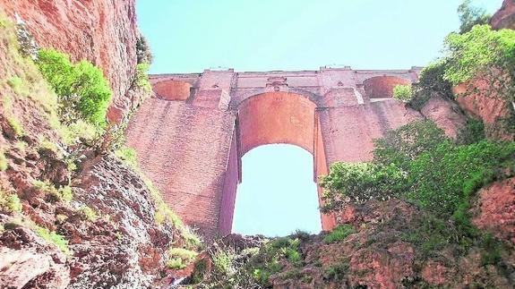 Incluye una plataforma y un sendero paisajístico. 