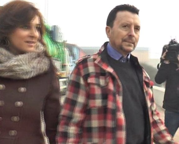 José Ortega Cano y su novia Ana María Aldón, ayer tras abandonar la cárcel de Zuera, en Zaragoza. :: europa press
