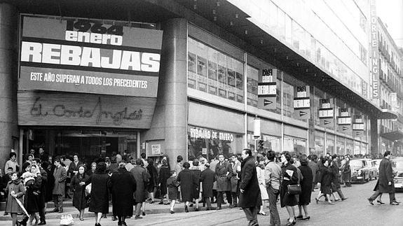 Primera jornada de las rebajas de 1964 en la sede de El Corte Inglés de la calle Preciados de Madrid.