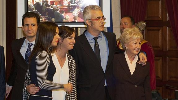 La viuda de Pedro Aparicio, María Ruiz, y sus hijos Pedro, Germán, y Almudena.