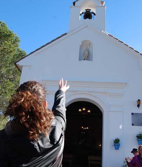 Las solteras lanzan tres piedras contra la imagen del santo. 