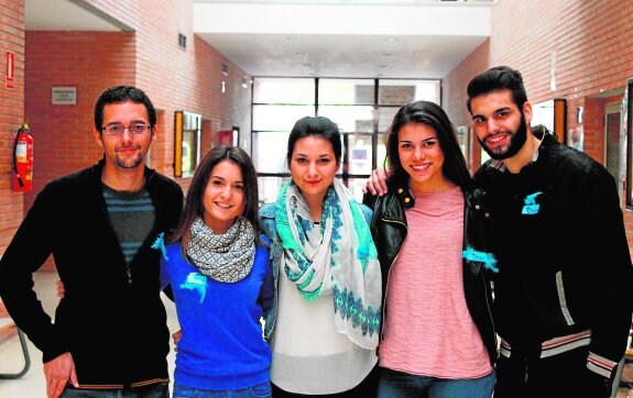 Los alumnos que encabezan la campaña de 'Tra-Uma'. :: crónica
