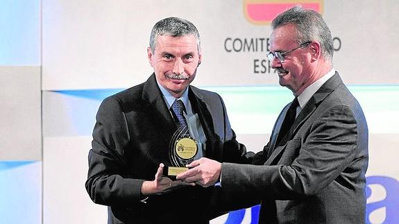 La Asociación Europea de Atletismo reconoce la trayectoria del nerjeño Enrique López Cuenca