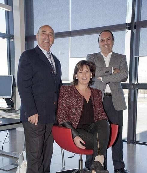 Juan Torres Morente, con sus hijos Luis y Amalia. 