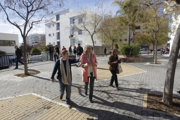 Ángeles Muñoz visitó ayer la zona en la que se ha actuado. :: sur