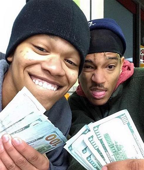 Los dos ladrones, en una de las fotos que se tomaron. 