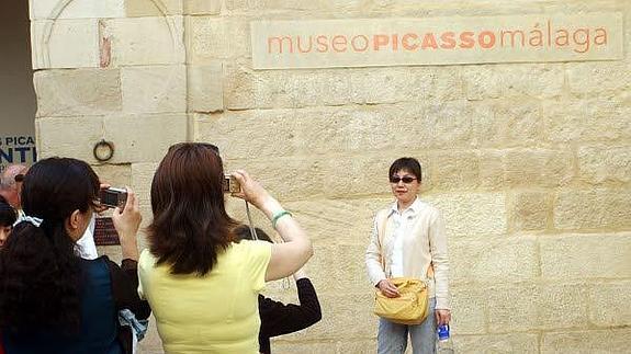 Turistas chinos, a las puertas del Museo Picasso Málaga.