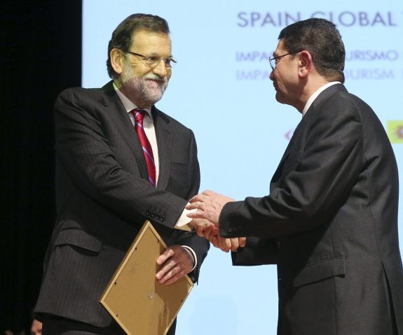 Rajoy recibe un diploma de manos del secretario general de la Organización Mundial del Turismo, Taleb Rifai. :: ballesteros. efe