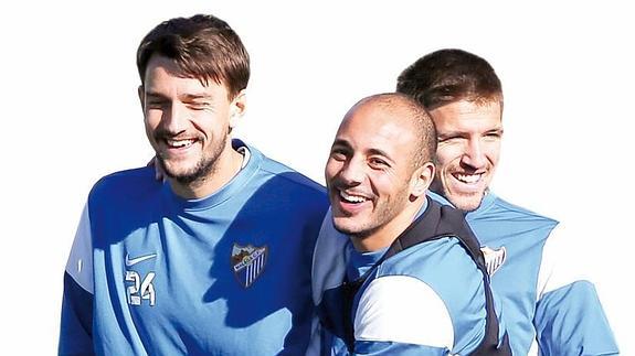 Filipenko, Amrabat y Camacho se divierten en el entrenamiento de ayer.