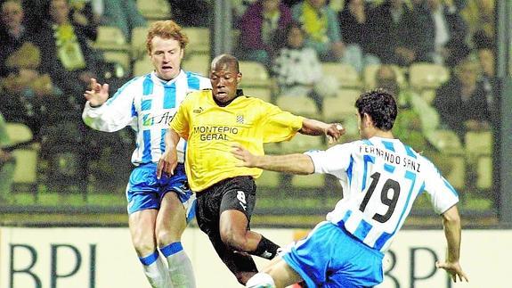 Roteta y Fernando Sanz tratan de frenar a Duda, del Boavista, en la cita fatídica de 2003. :: paulo duarte. efe