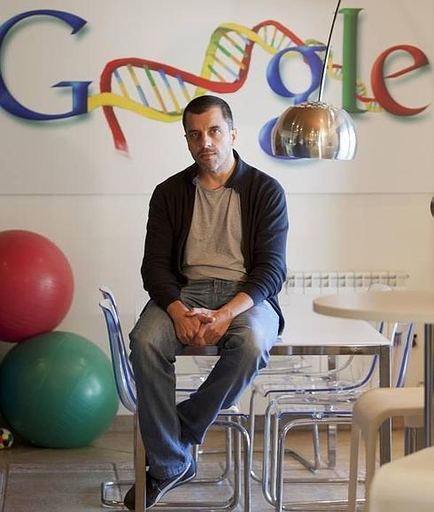 Bernardo Quintero, en la casa en El Palo que Virustotal utiliza como oficina. 