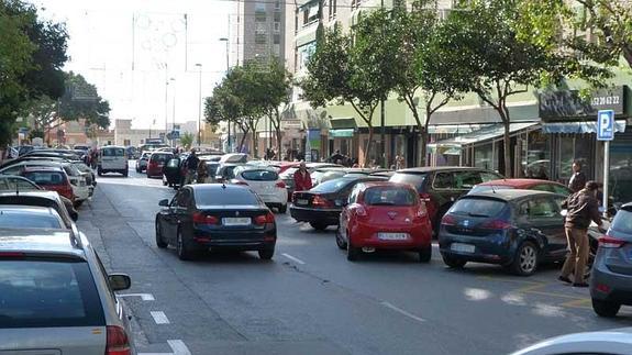 La doble fila es habitual en las calles de Echeverría de El Palo, donde los aparcamientos libres escasean. 