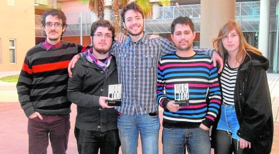 David Báez, Álvaro Anaya, Christian Fratta, Lucas González y Cristina Arbones posan mostrando los premios obtenidos en la 'Málaga Game Jam'. 