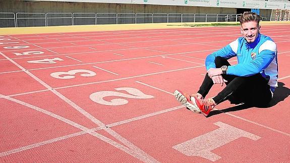 El jugador malagueño, ayer en el estadio de atletismo, junto al número que simboliza su primer gol con el Málaga. 