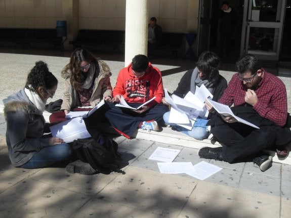 Estudiantes de cuarto de Medicina revisan sus apuntes pocos minutos después de salir de un examen . 