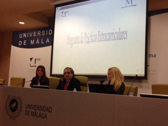Ana Mata, José Ángel Narváez y María Jesús Morales, durante la presentación de las becas en el Rectorado . :: m. s.
