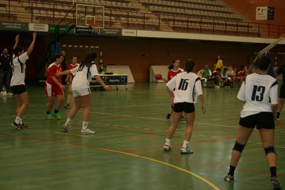 Partido de balonmano femenino en los CAU.