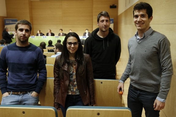 Cuatro alumnos del curso, en el acto de entrega de diplomas. 