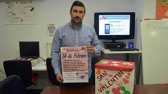 Carlos Rosado, dinamizador del centro Guadalinfo de Parauta, con el cartel de la iniciativa. 