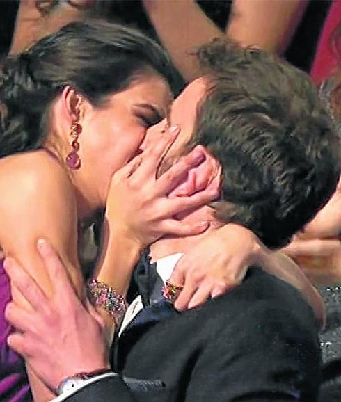 Clara Lago besó apasionadamente a Dani Rovira tras ganar el Goya al actor revelación.