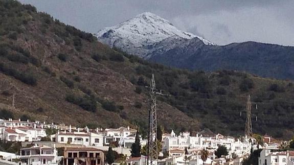 Las cumbres del parque natural de las Sierras Tejeda y Almijara, cubiertas de nuevo por un manto blanco
