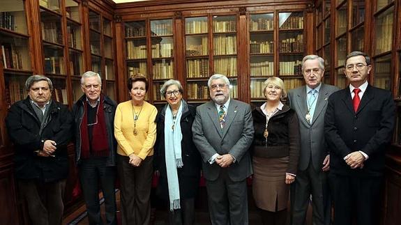 José Manuel Cabra de Luna y la nueva junta directiva, ayer en la Sociedad Económica de Amigos del País.