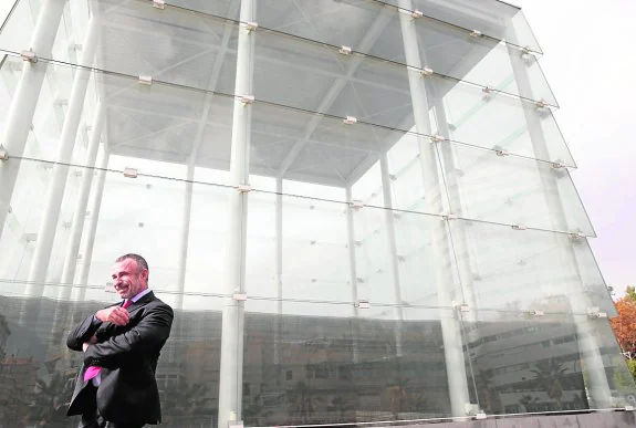 El presidente del Centro Pompidou, Alain Seban, junto al Cubo del Puerto. 