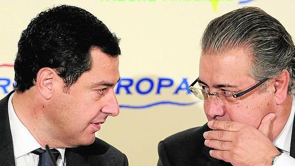 Moreno conversa con Zoido, que le presentó en el desayuno.