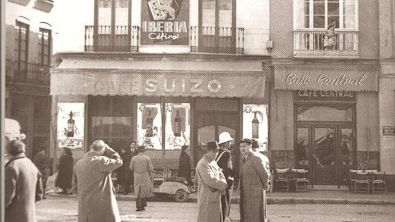 El Café Suizo fue otro de los grandes de la época. Al lado, el Café Central, que luego ampliaría su local