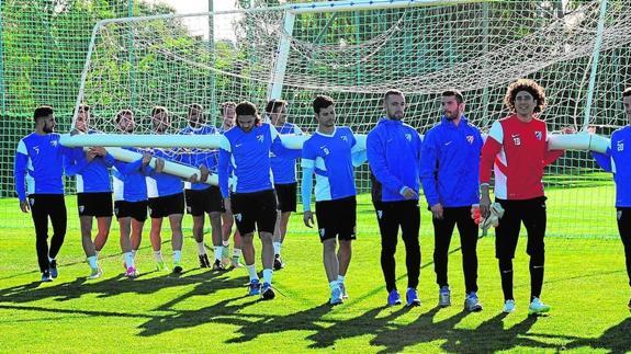 La plantilla del Málaga, el miércoles en el entrenamiento matinal en las instalaciones de Marpafut. 