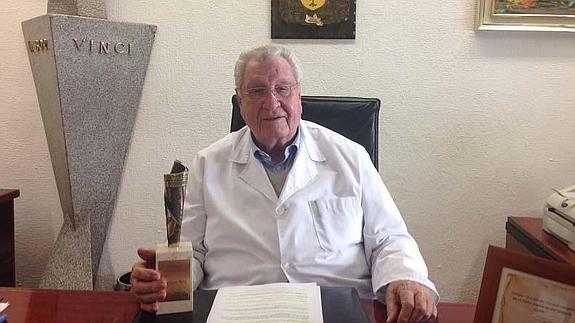 Carlos Mata Úbeda, el creador de la hojaldrina, sostiene, orgulloso, uno de sus premios. 