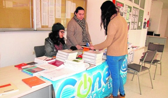 El mercadillo de libros estuvo durante tres días en el hall de la Facultad de Derecho. 