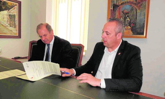 Topiol y Ruiz Boix, ayer durante la firma del convenio de colaboración. :: sur
