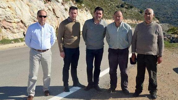 Los alcaldes , en una de las carreteras de la zona. 